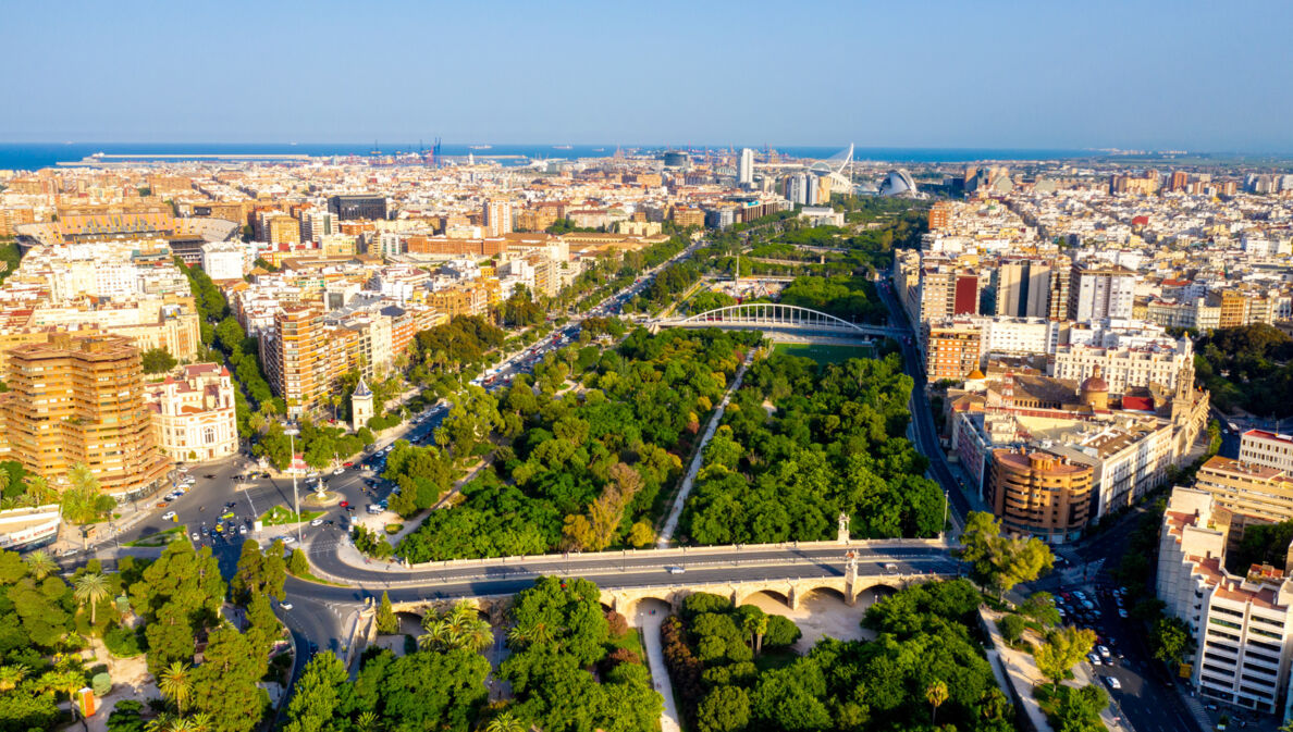 Stadtpanorama von Valencia mit weitläufiger Parkanlage, die das Zentrum durchquert aus der Luftperspektive.