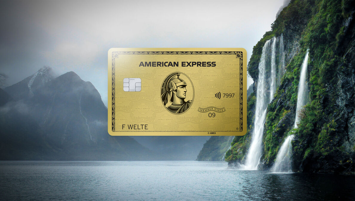 Fotocollage mit einer goldenen Kreditkarte von American Express vor einer nebeligen Berglandschaft an einem See mit Wasserfall.