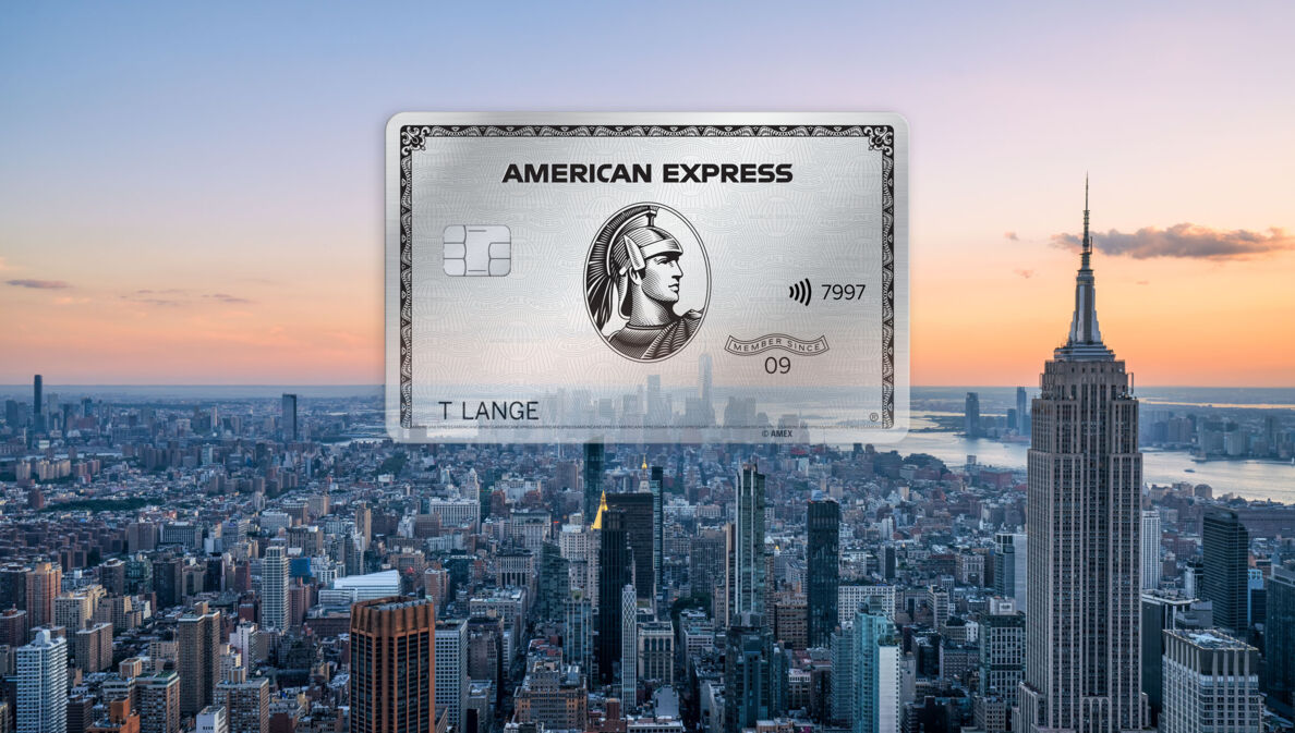 Fotocollage einer silbernen American Express Kreditkarte vor der Skyline von New York City.