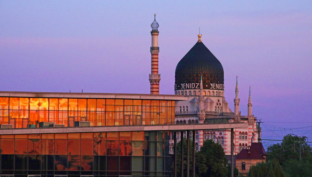 Blick auf die orientalische Architektur der ehemaligen Zigarettenfabrik Yenidze im Abendrot.