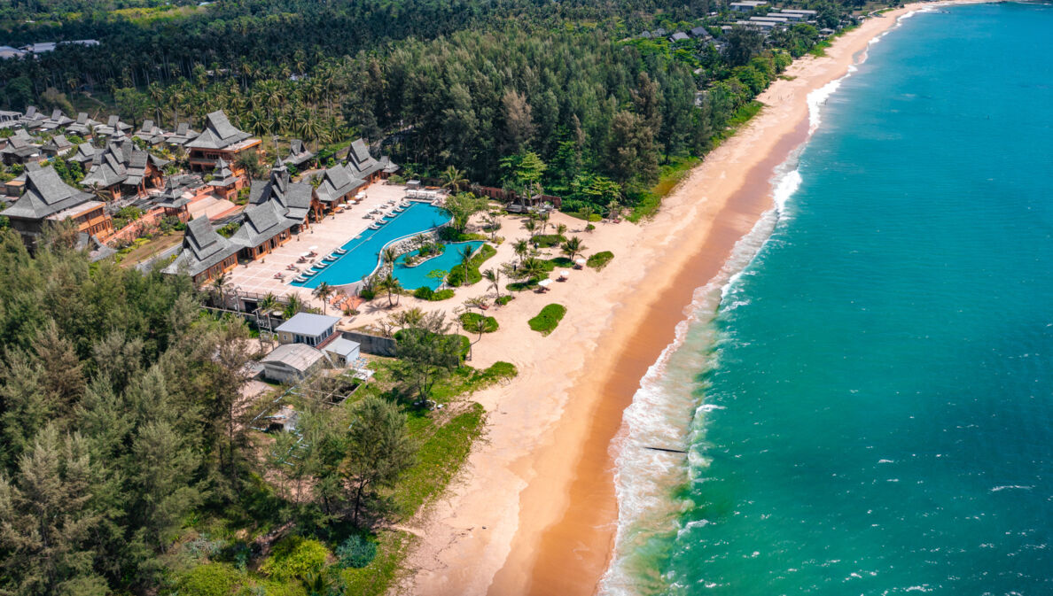 Natai Beach in Khao Lak, Provinz Phang Nga, Thailand aus der Vogelperspektive.