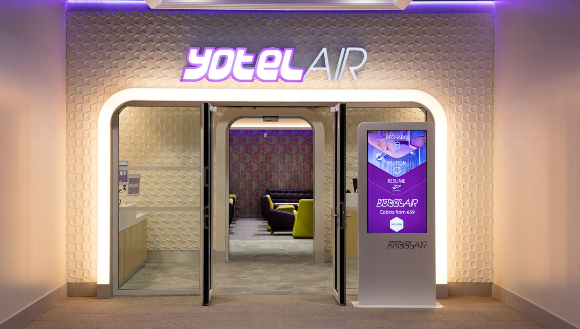 Beleuchteter Eingang zu einer modernen Flughafenlounge von YotelAir.