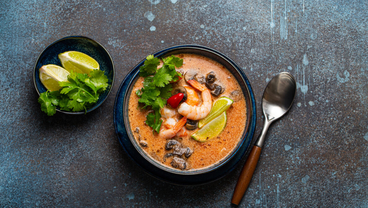 Thai-Suppe Tom Yum mit Meeresfrüchten in einer Keramikschüssel von oben