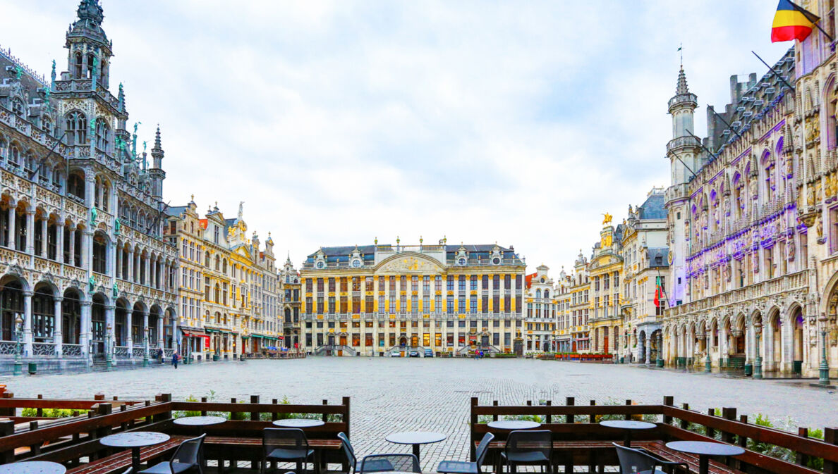 Grand Place in Brüssel mit Tischen und Stühlen im Vordergrund.