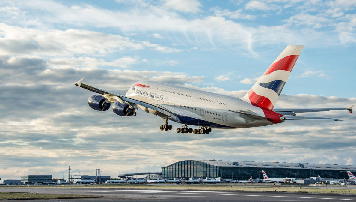 Ein Flugzeug von British Airways beim Take-off am Flughafen.