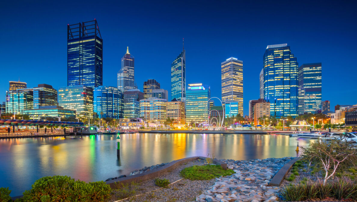 Skyline von Perth bei Nacht mit Swan River im Vordergrund.