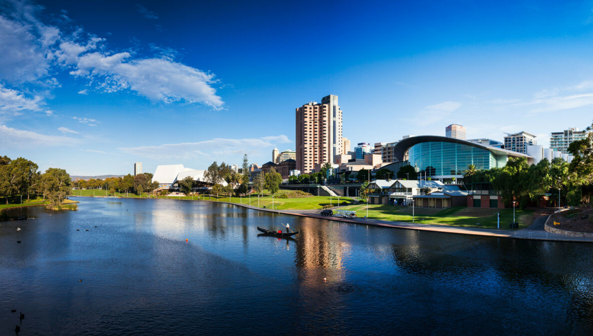 Eine Gondel auf dem Torrens River vor der Skyline Adelaides