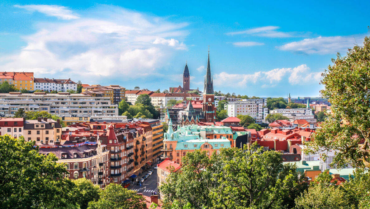 Panoramablick vom Skansen Kronan Ausblick über Häuser und Kirchen in Göteborg.