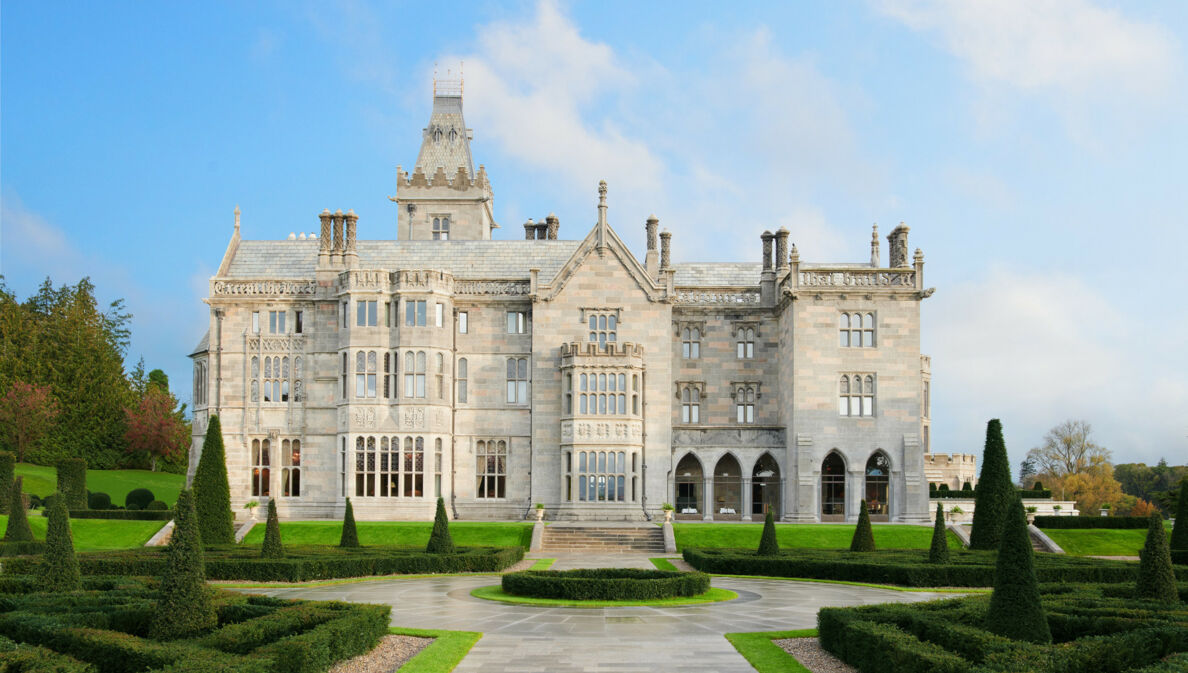 Neugotisches Schloss mit Landschaftsgarten.