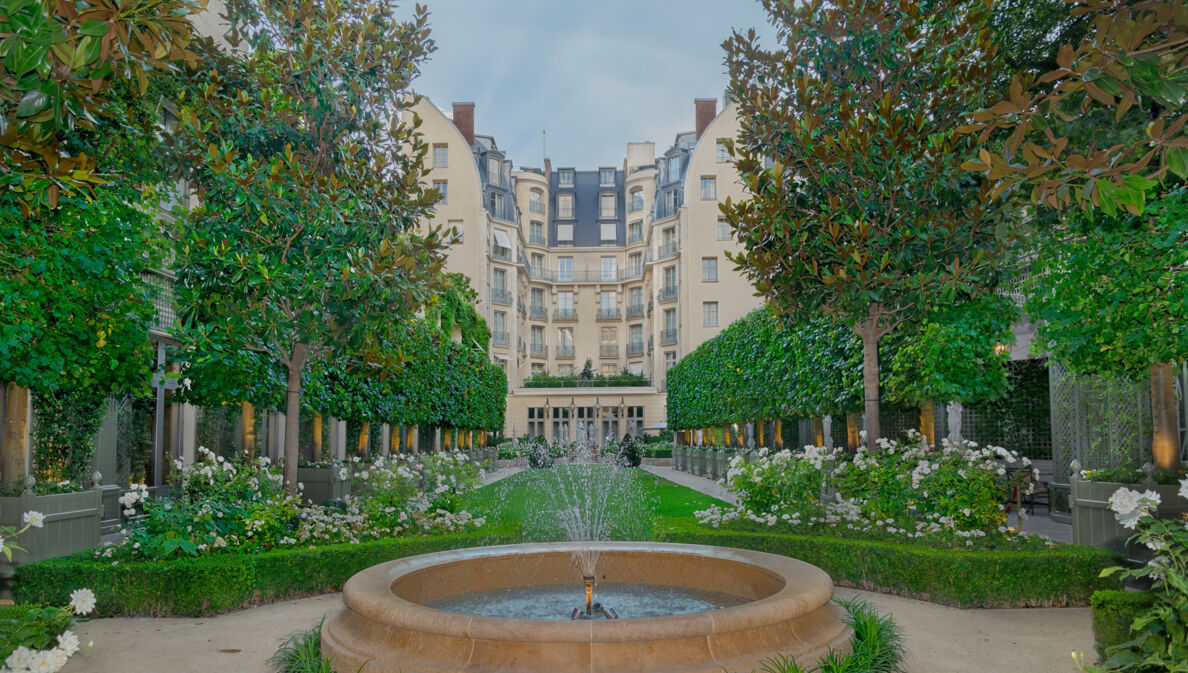 Außenfassade eines Grandhotels mit Gartenanlage.