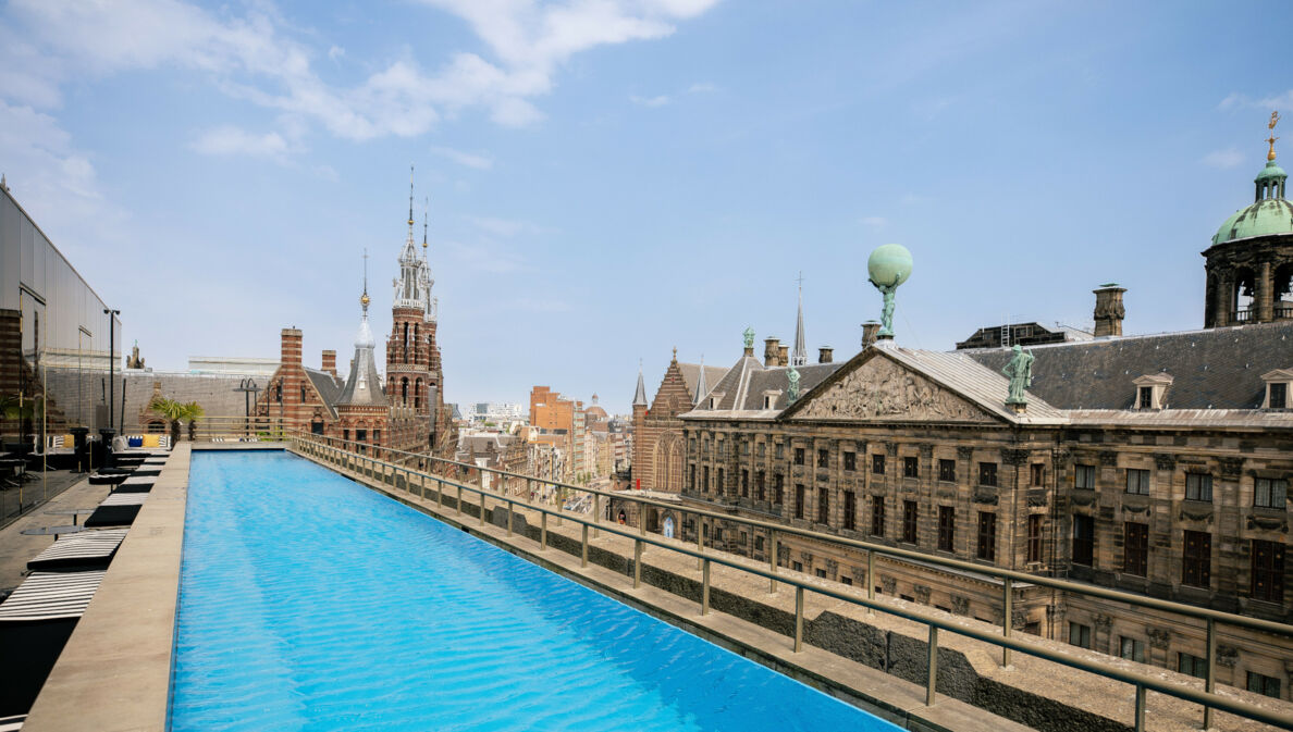 Langer Pool auf der Dachterrasse des W Amsterdam Hotels.