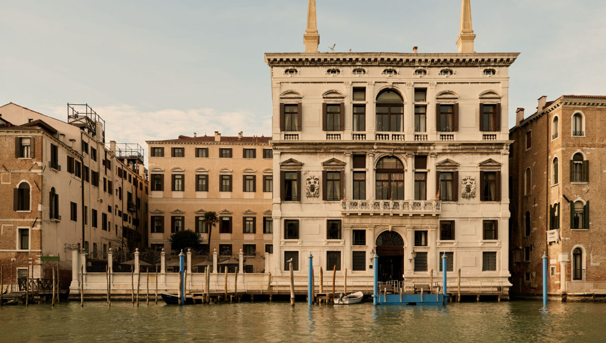 Luxushotel in einem venezianischen Palast am Kanal mit Bootsanleger.