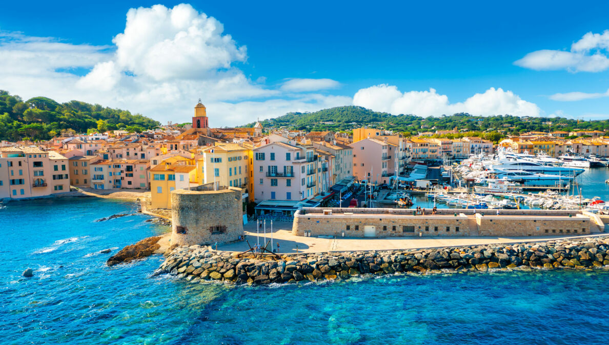 Luftaufnahme des Stadtpanoramas von Saint-Tropez am Hafen bei Sonnenschein.