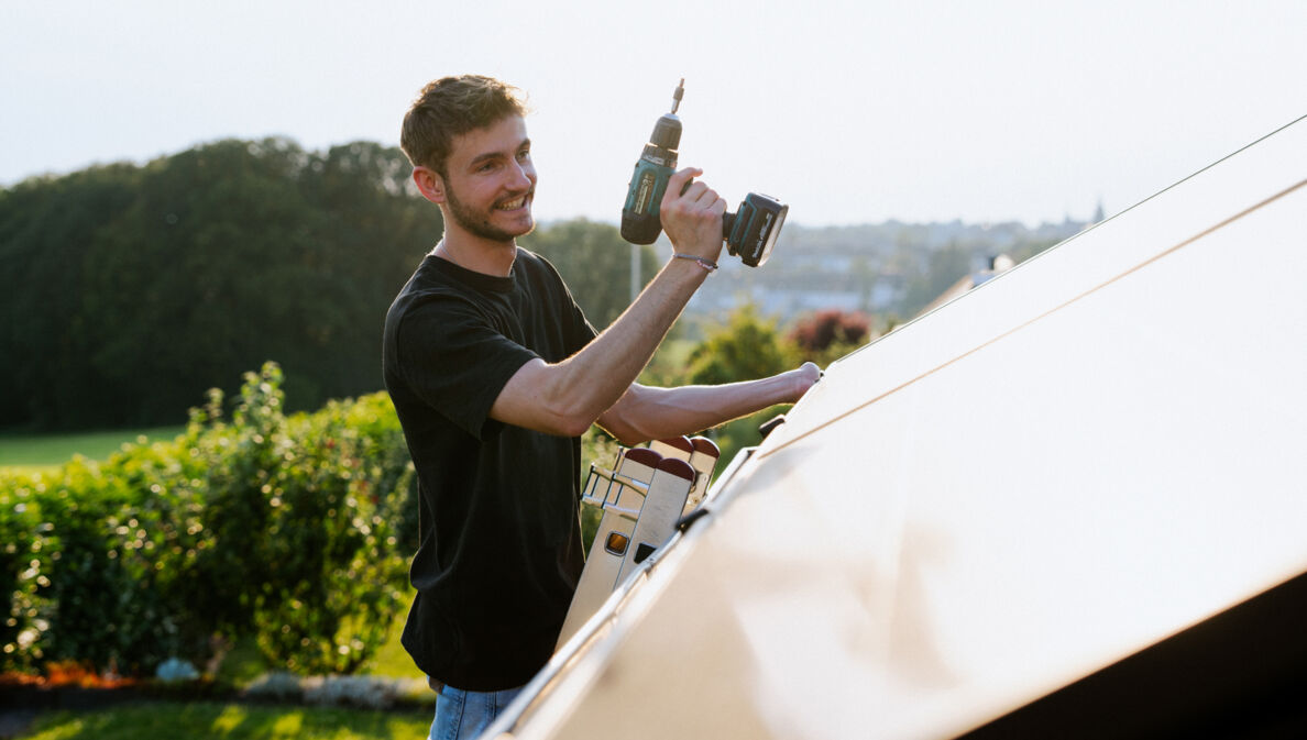 Fotografie von Janik Nolden, Co-Gründer der solago GmbH, beim Arbeiten.