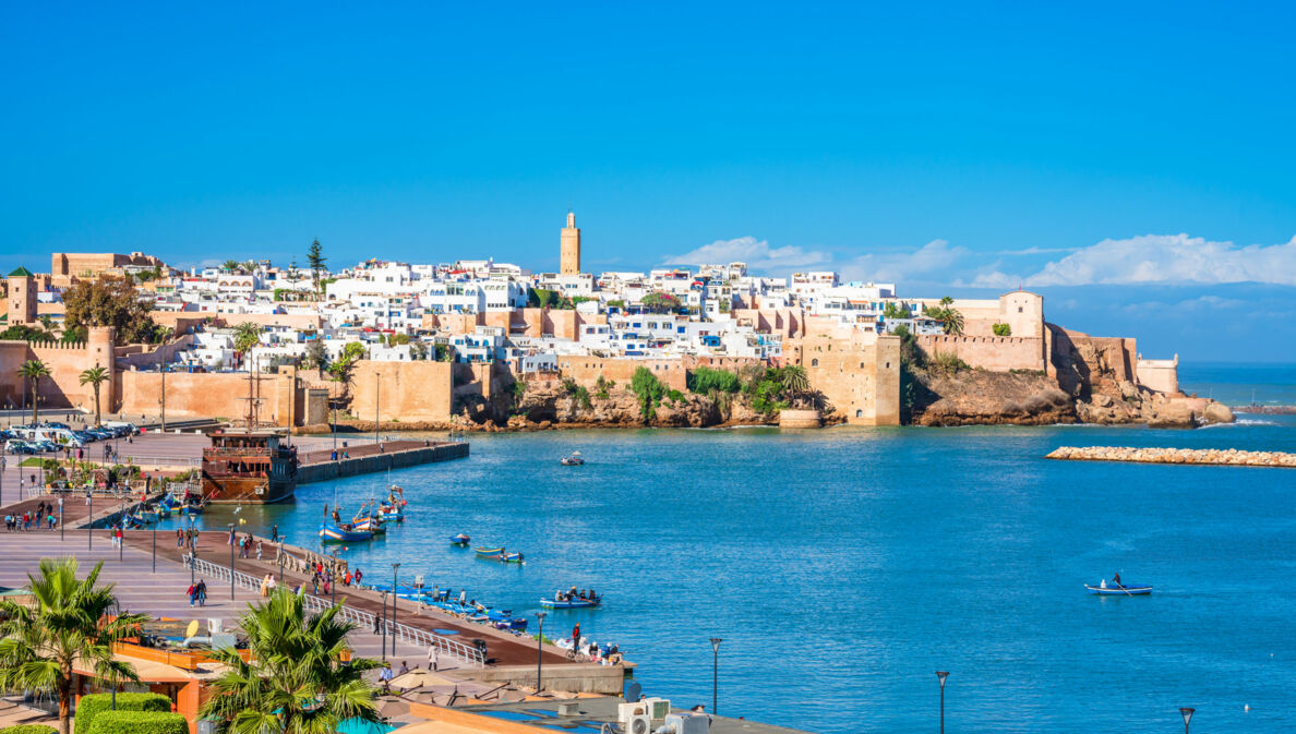 Panorama der Altstadt von Rabat mit Festung am Meer.