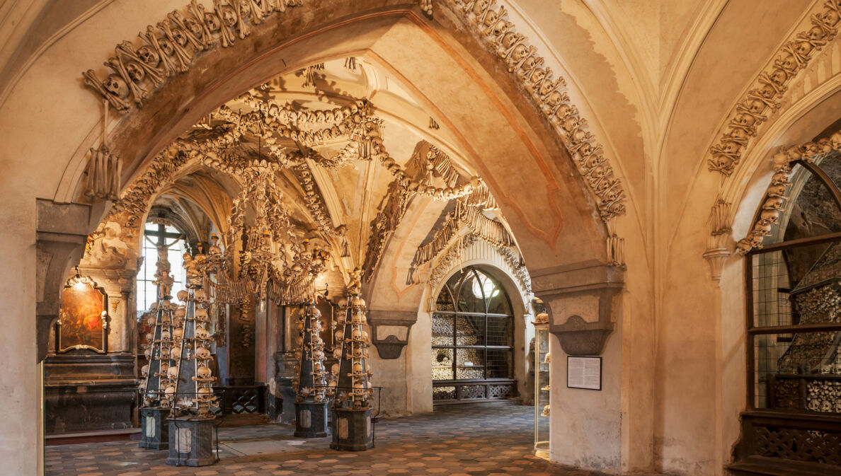 Innenraum einer Kirche mit Dekorationen aus menschlichen Knochen.