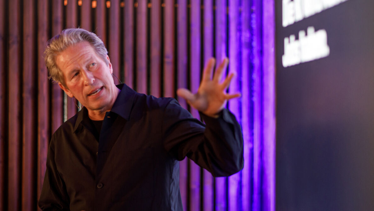 Fotografie von Oliver Leisse während einer Präsentation.