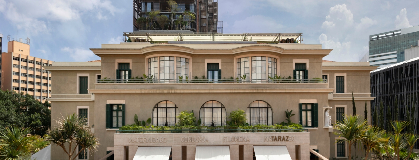 Außenansicht des Rosewood Hotels in São Paulo mit Blick auf die Terrasse