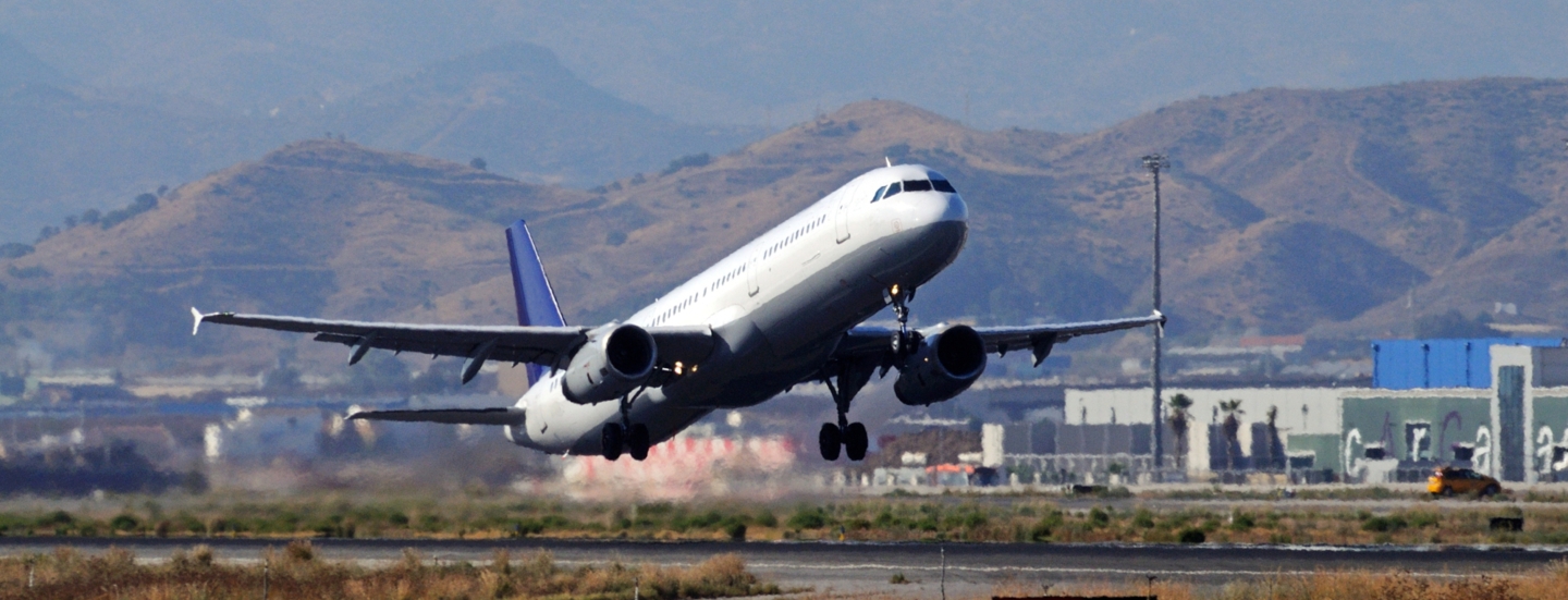 Flugzeug, das am Flughafen Málaga startet.