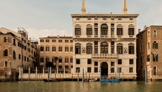 Luxushotel in einem venezianischen Palast am Kanal mit Bootsanleger.