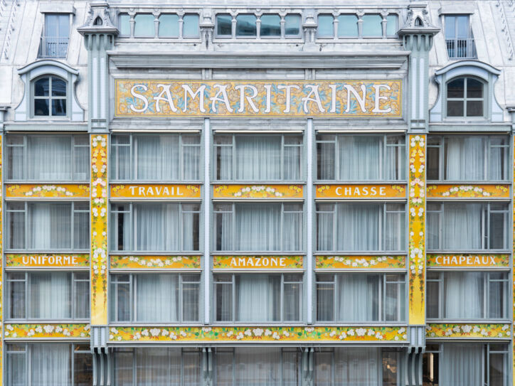 Eine Nahaufnahme der Jugendstilfassade des La Samaritaine