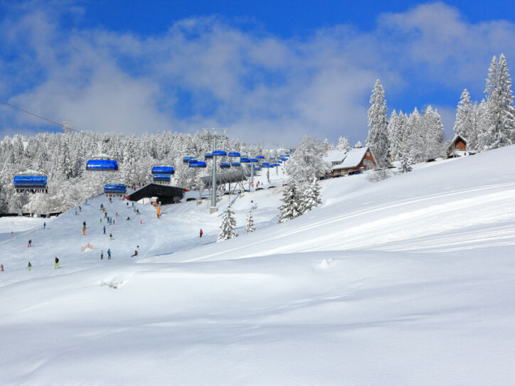 Skigebiet am Feldberg mit Sessellift und Personen auf der Piste