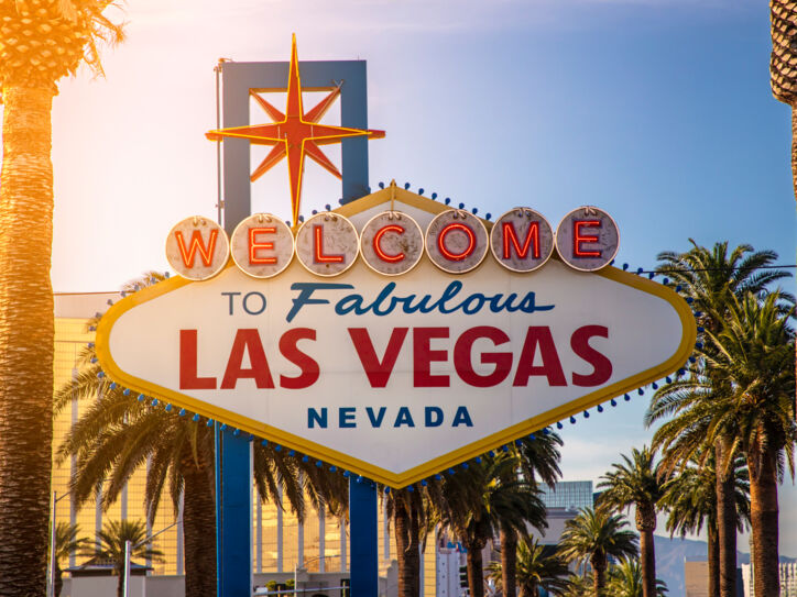 Ein Schild mit der Aufschrift „Welcome to fabulous Las Vegas Nevada“, daneben Palmen