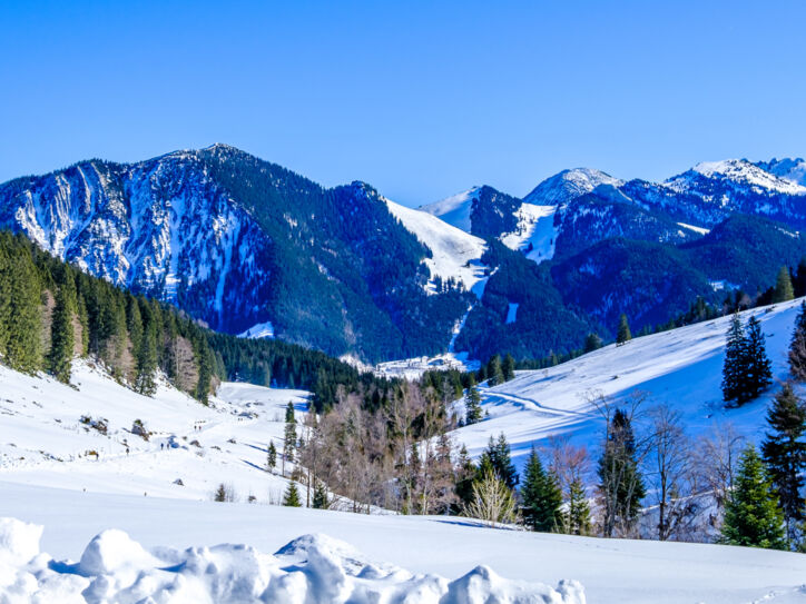 Schneebedeckte Berge des Mangfallgebirges bei blauem Himmel