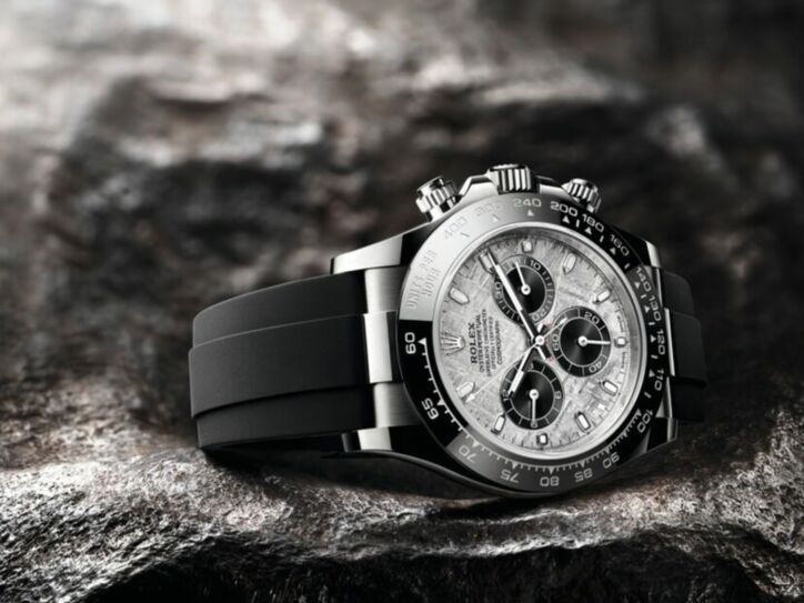 Eine Rolex Oyster Perpetual Cosmograph Daytona in Seitenlage.