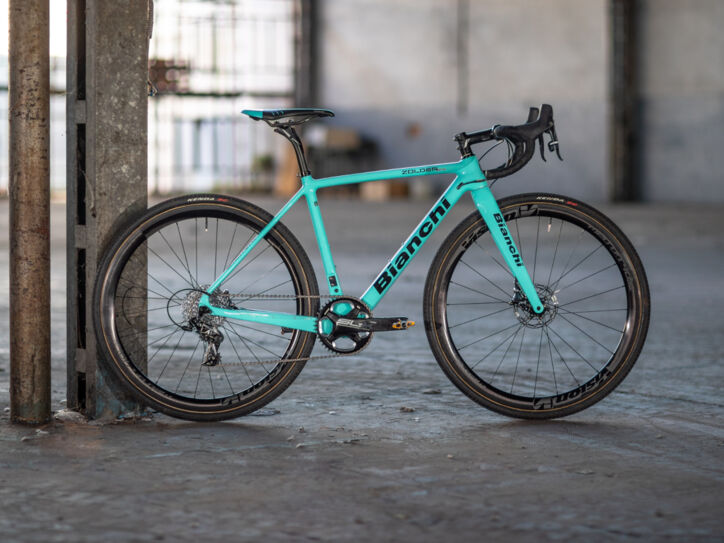 Ein Fahrrad von Bianchi steht in einer leeren Halle