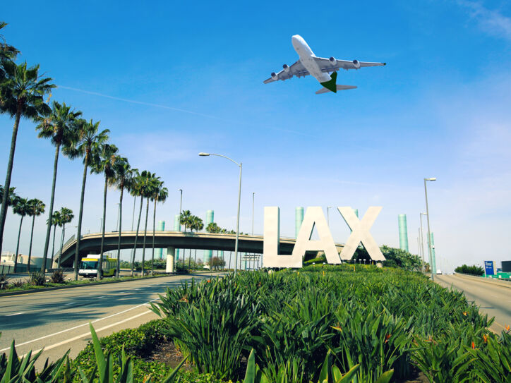 Ein Flugzeug über dem Flughafen von Los Angeles