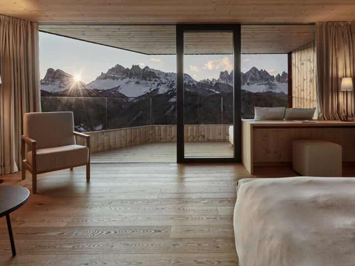 Modern und minimalistisch eingerichtete Suite des FORESTIS Hotels mit Blick auf die Dolomiten.