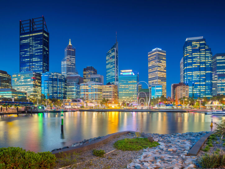 Skyline von Perth bei Nacht mit Swan River im Vordergrund.