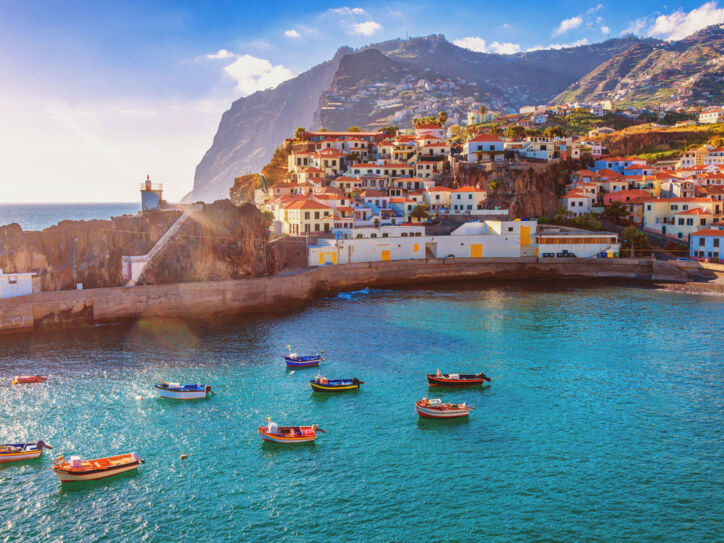 Panorama von Funchal auf Madeira mit Booten im Vordergrund und Bergen im Hintergrund.