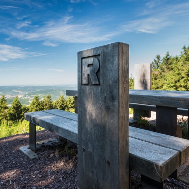 Eine Sitzgruppe am Aussichtspunkt Plänkers Aussicht im Thüringer Wald