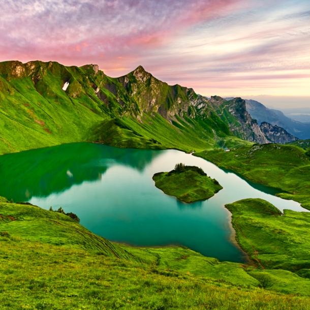 Ein von Bergen umgebener türkisfarbender Bergsee