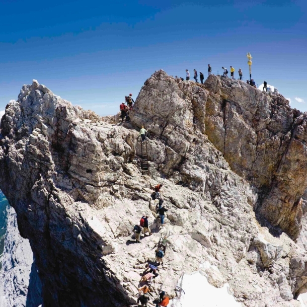 Zugspitze mit Wandernden bei blauem Himmel