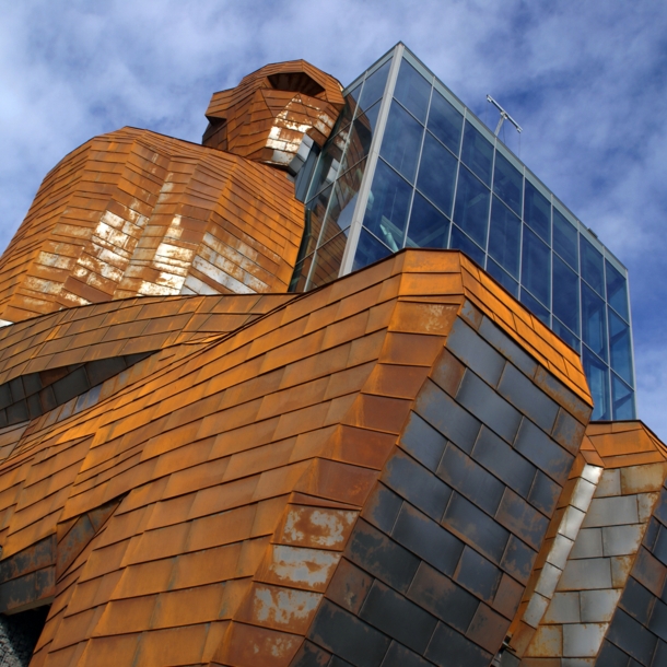 Museumsgebäude mit Corten Stahl Statue in Leiden