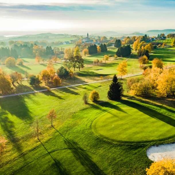 Blick auf Landschaft mit Golfplatz in der Abendsonne