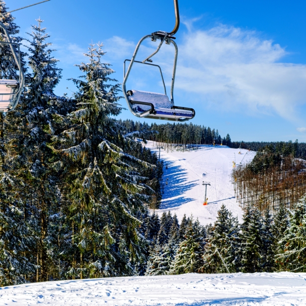 Skigebiet mit Lift im Winter