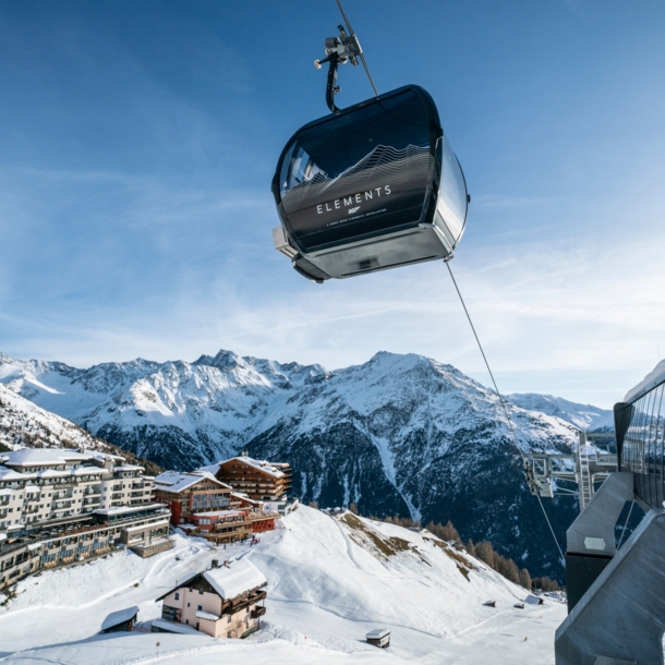 Eine hochmoderne 10er-Kabinenbahn im verschneiten Hochsölden