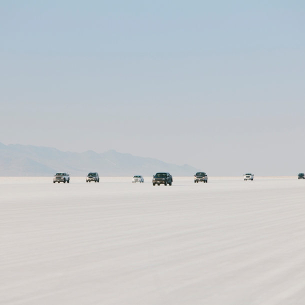 Autos auf dem International Speed Way während der Speed Week auf den Bonneville Salt Flats