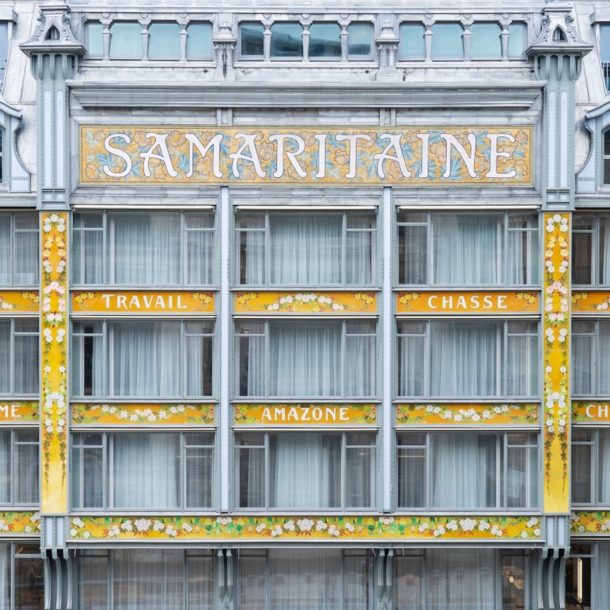 Eine Nahaufnahme der Jugendstilfassade des La Samaritaine