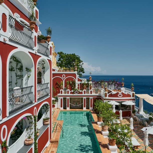 Hotel Le Sirenuse: Blick auf die terrakottafarbene Fassade und die Terrasse mit Pool und Meersicht