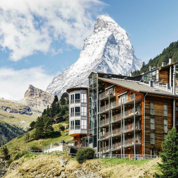 Ein moderner Hotelkomplex aus Holz in Berglandschaft