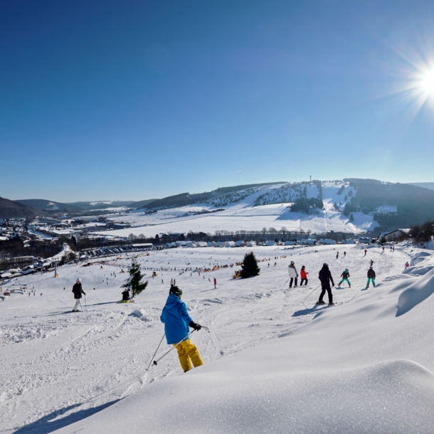 Eine verschneite Piste im Sauerland