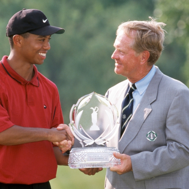 Tiger Woods bekommt Pokal von Jack Nicklaus überreicht