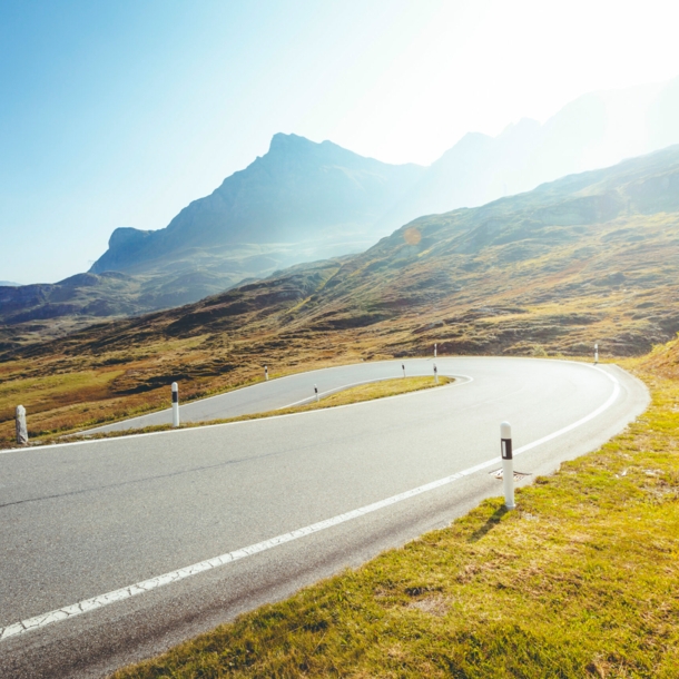 Eine Straße führt durch die Alpen.