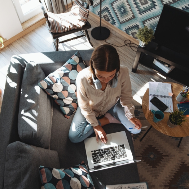 Frau arbeitet im Homeoffice