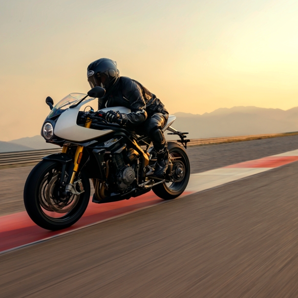 Eine Triumph Speed Triple 1200 RR fährt über eine Rennstrecke